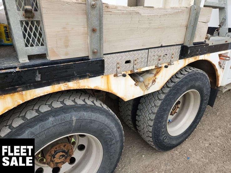 2013-freightliner-m2-106-image-38