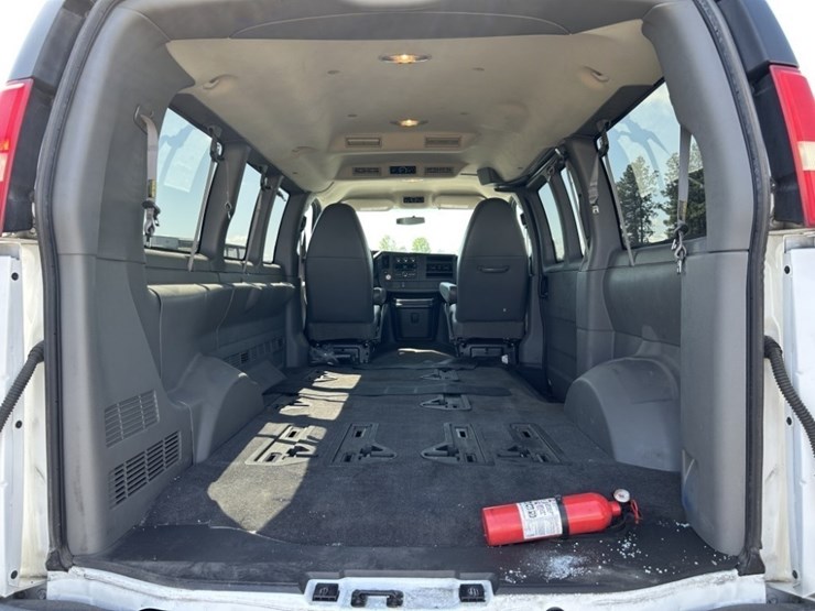 2010-chevrolet-express-passenger-van-image-28