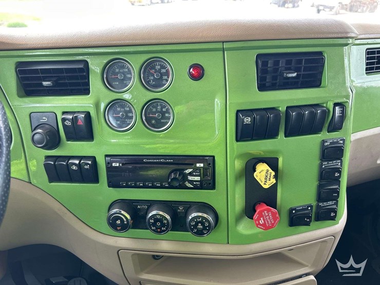 2015-peterbilt-567-image-21