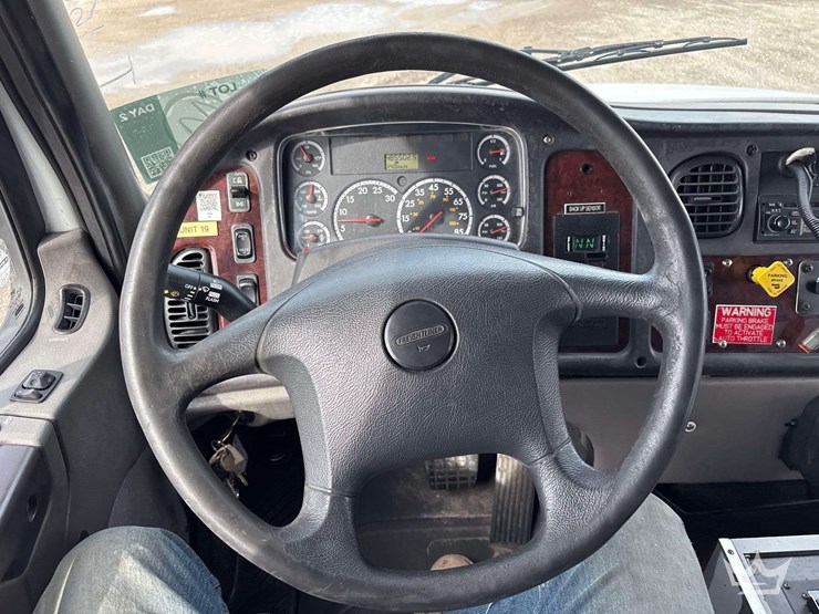 2007-freightliner-m2-106-image-35
