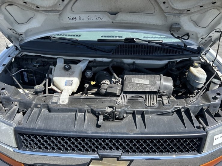 2010-chevrolet-express-passenger-van-image-37