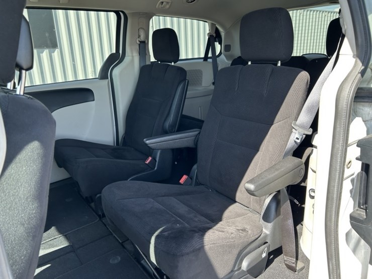 2014-dodge-grand-caravan-image-23