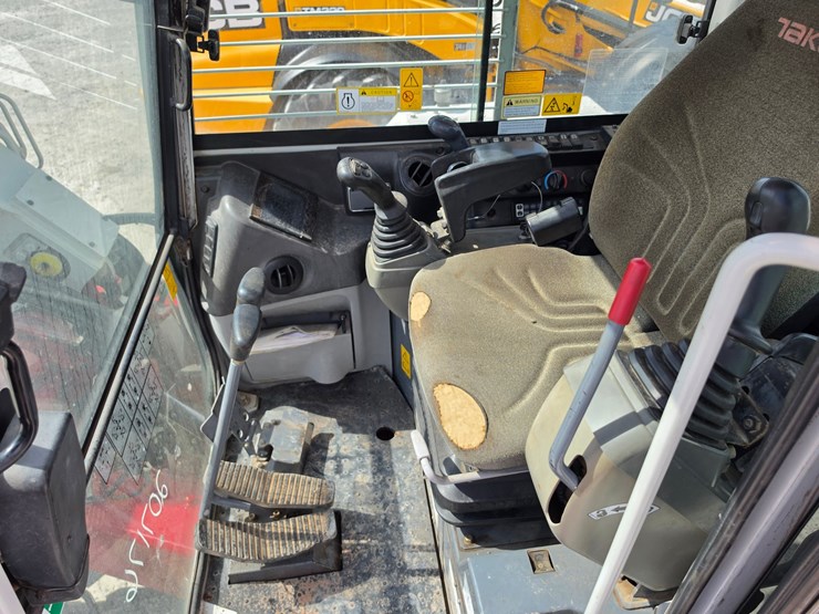 2016-takeuchi-tb280fr-image-10