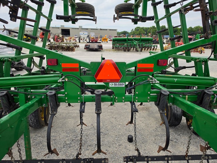 2011-john-deere-2210-image-12