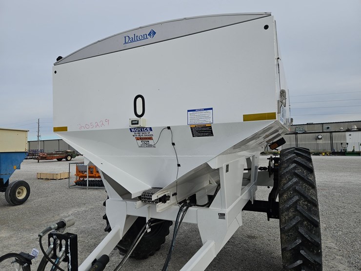#205229-•-2022-dalton-800-fert-spreader-image-3