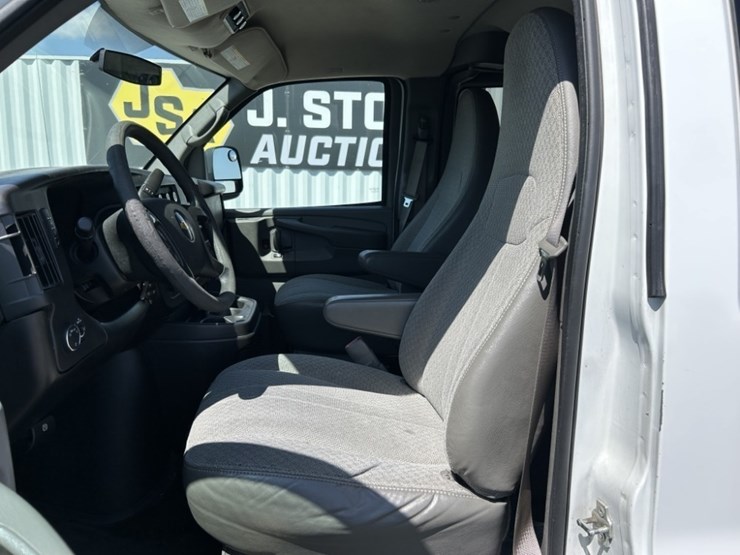 2010-chevrolet-express-passenger-van-image-11