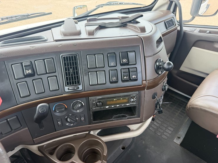 #16283-•-2014-volvo-truck-image-14