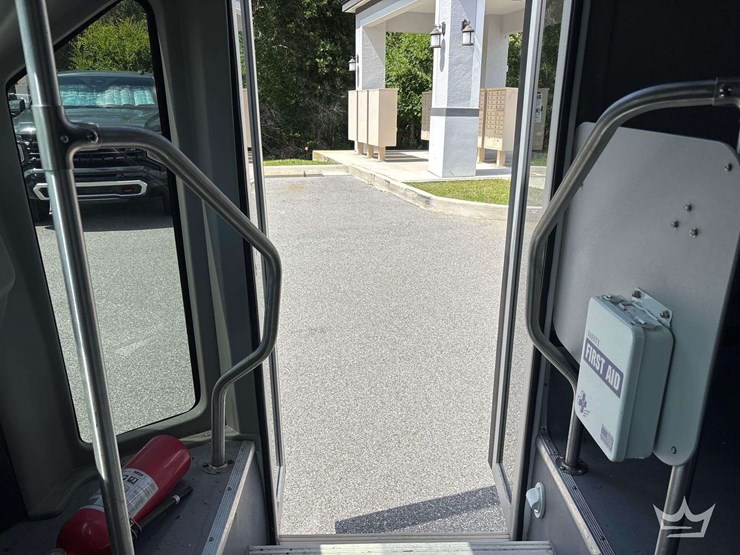 2017-ford-e350-image-26