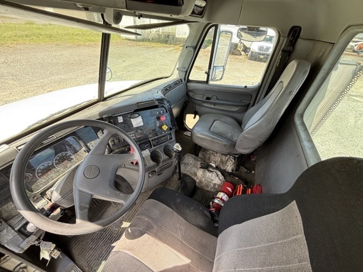 2006-freightliner-columbia-s/a-truck-tractor-image-24