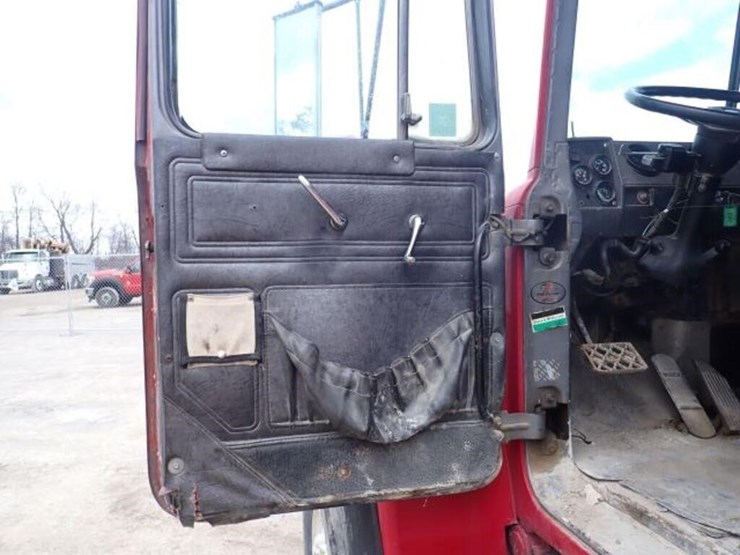 1999-mack-rb690s-image-11