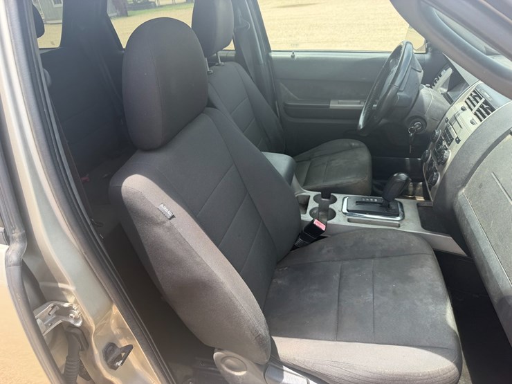 2010-ford-escape-image-7