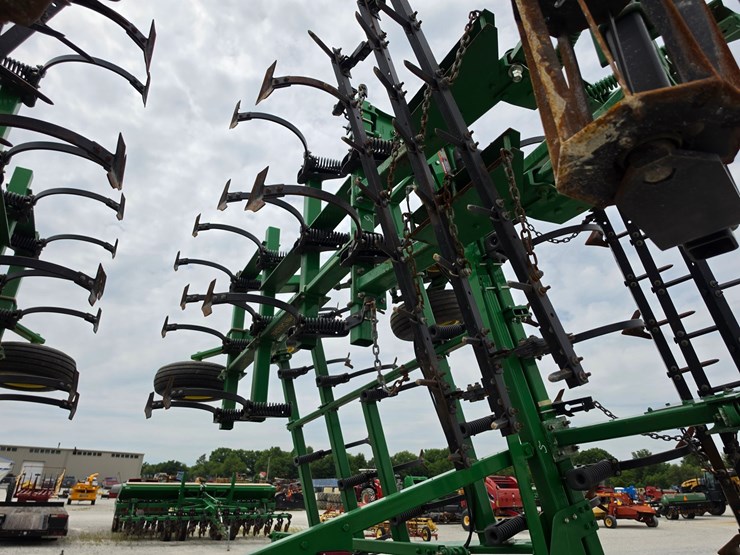 2011-john-deere-2210-image-13