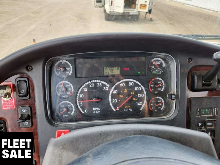2013-freightliner-m2-106-image-17