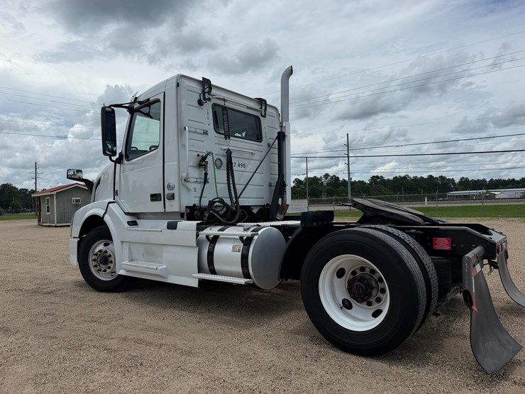 #16284-•-2018-volvo-truck-image-4