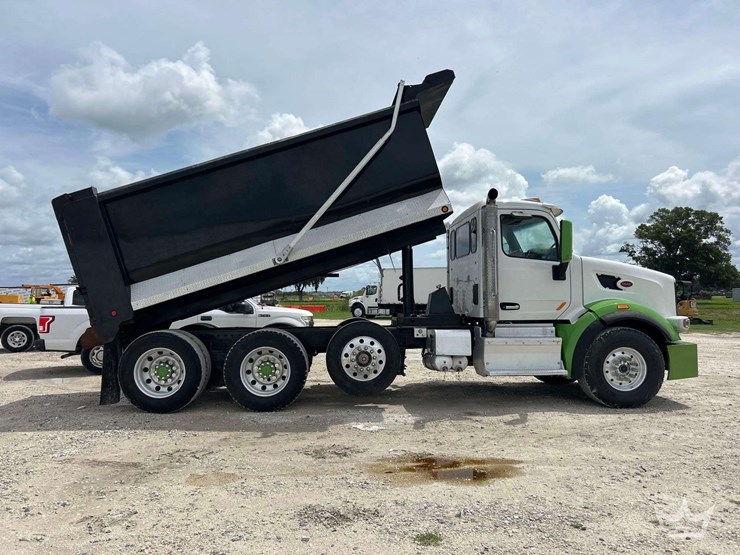 2015-peterbilt-567-image-48