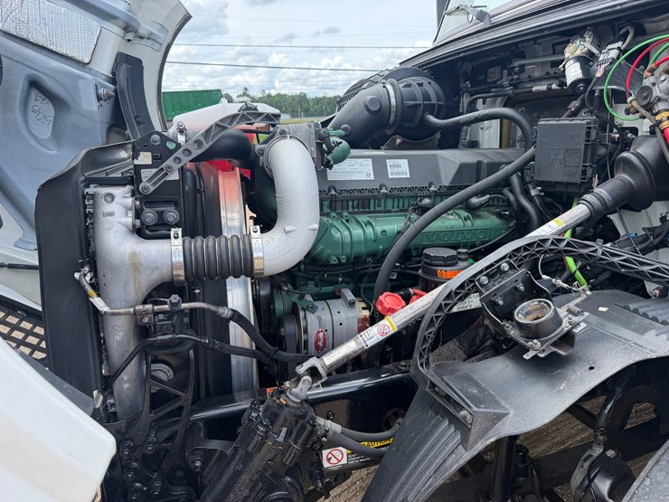 #16284-•-2018-volvo-truck-image-9