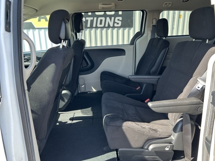 2014-dodge-grand-caravan-image-21