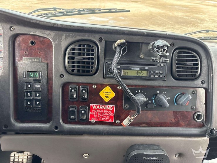2007-freightliner-m2-106-image-37