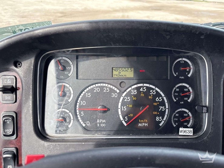 2007-freightliner-m2-106-image-36