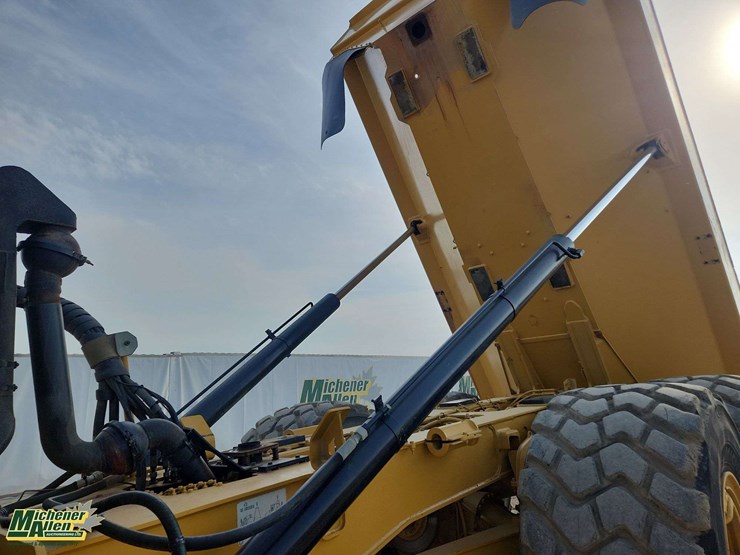 2017-caterpillar-730-image-21