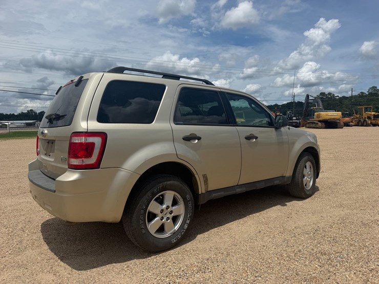 2010-ford-escape-image-3