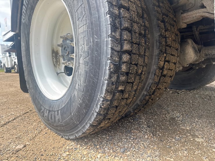 2014-freightliner-m2-106-image-115