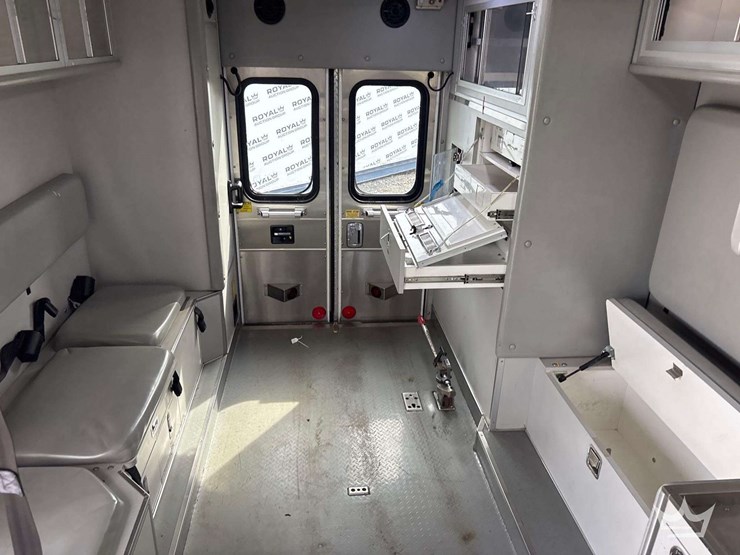 2007-freightliner-m2-106-image-21