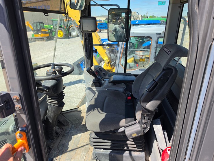 2021-doosan-dl220-image-10