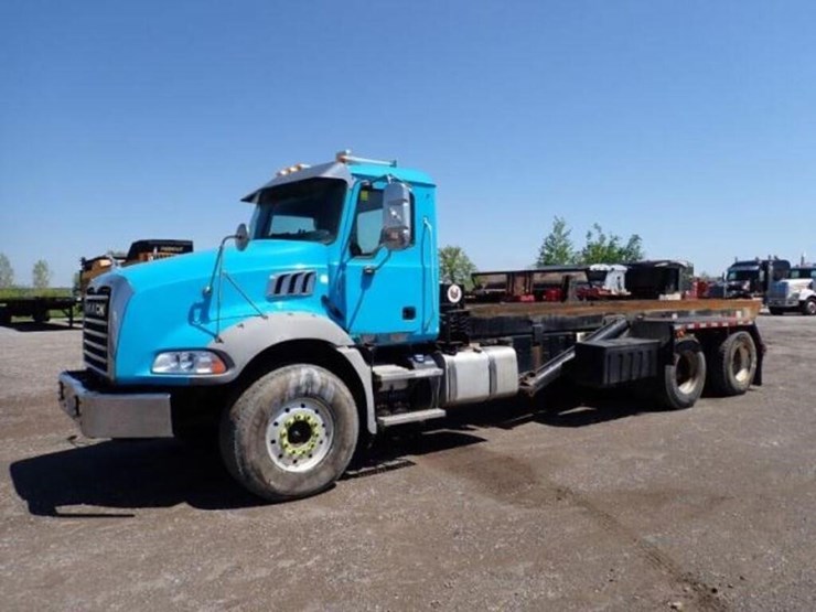 2015-mack-granite-gu813-image-1