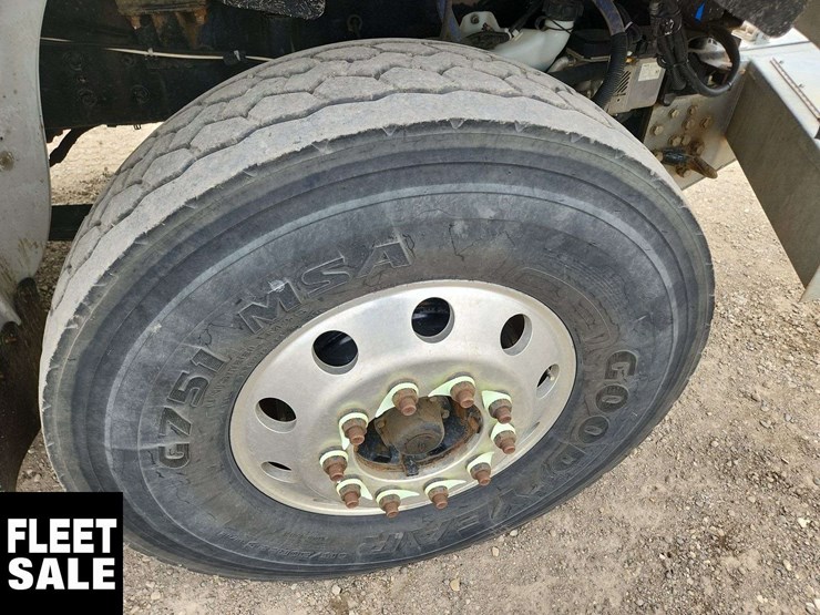 2013-freightliner-m2-106-image-14