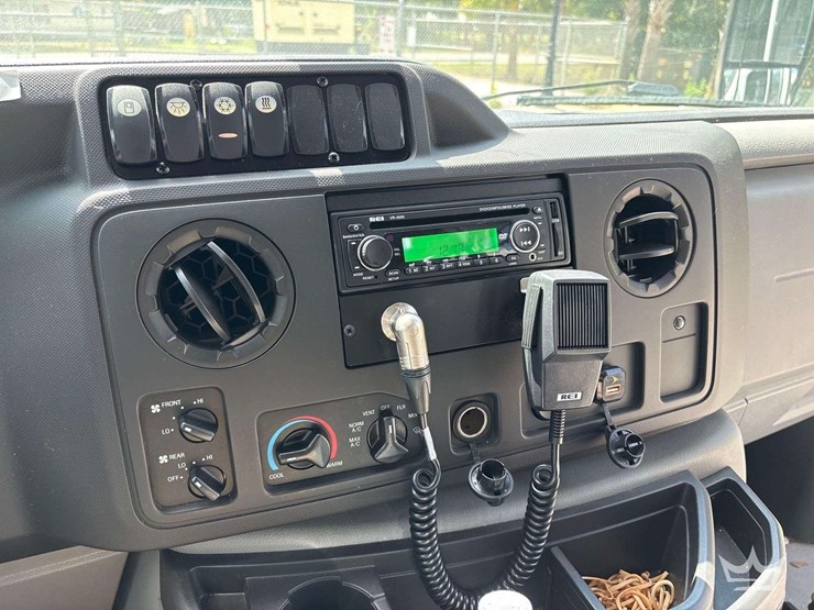2017-ford-e350-image-24