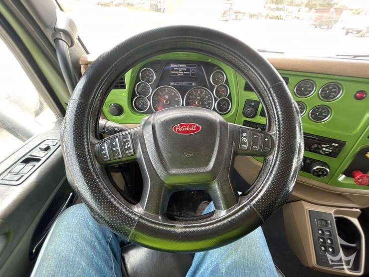 2015-peterbilt-567-image-17