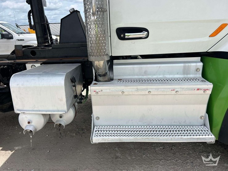 2015-peterbilt-567-image-37