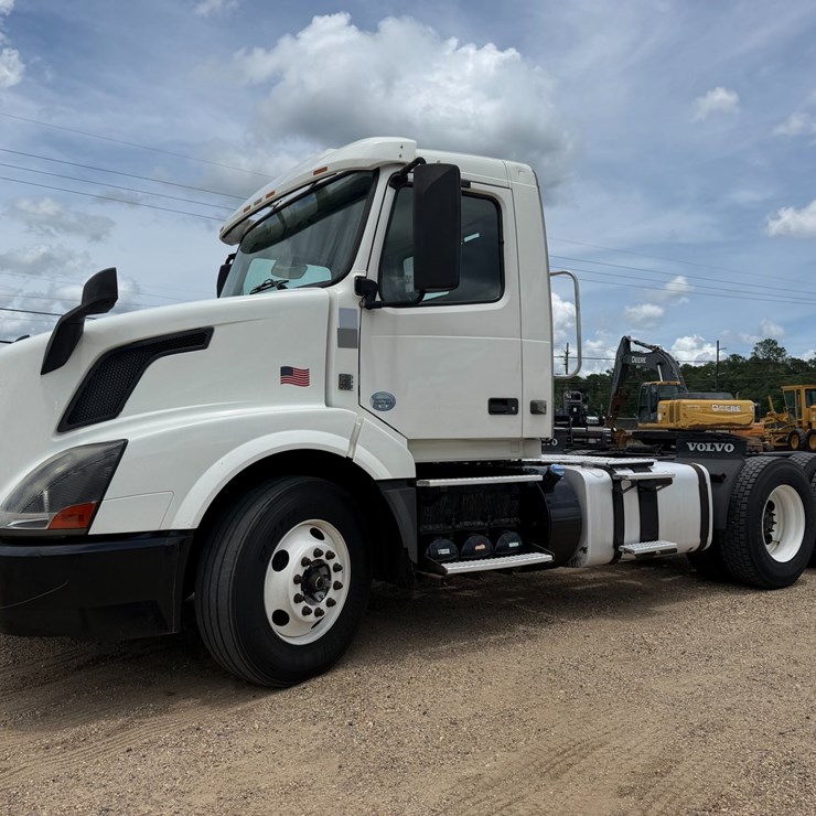 #16283 • 2014 VOLVO TRUCK