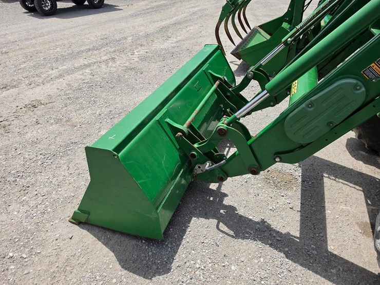 2013-john-deere-6140d-image-24