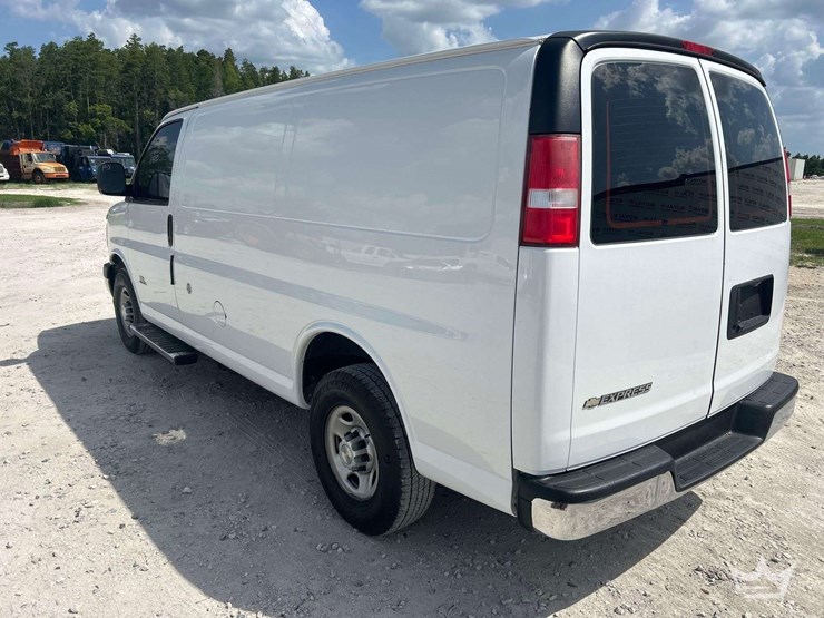 2017-chevrolet-express-2500-image-4