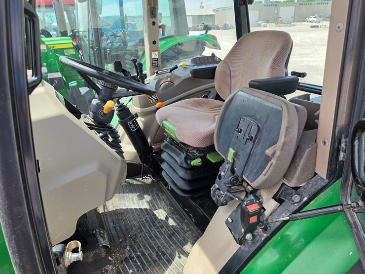2013-john-deere-6140d-image-17