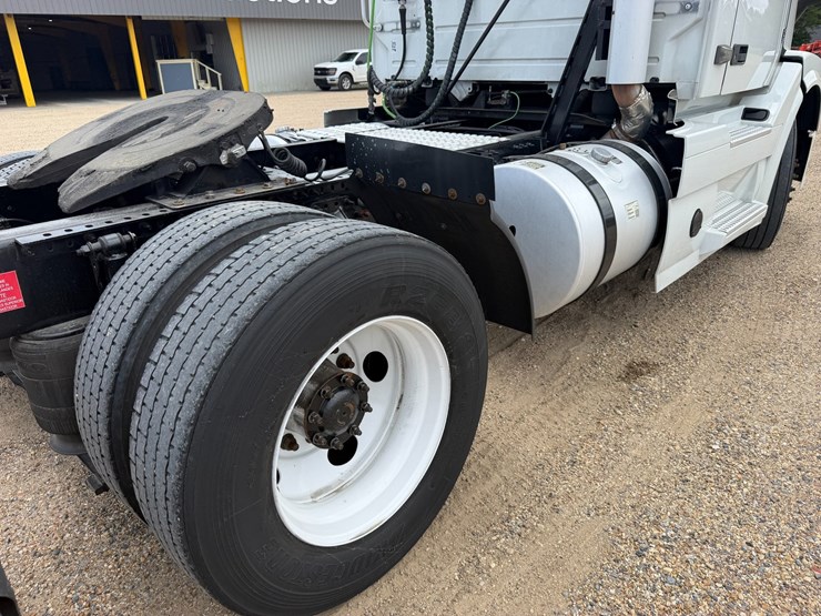 #16284-•-2018-volvo-truck-image-6