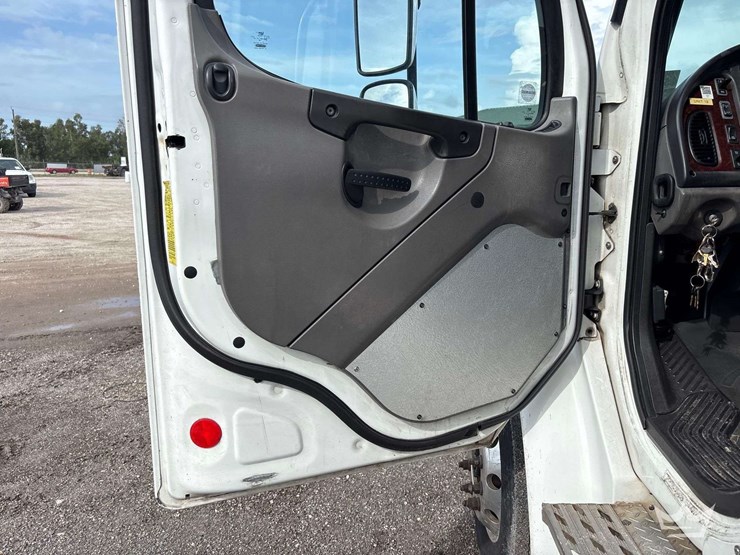 2007-freightliner-m2-106-image-33
