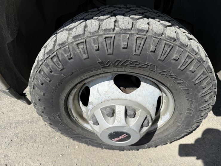 2011-gmc-sierra-2500-image-14