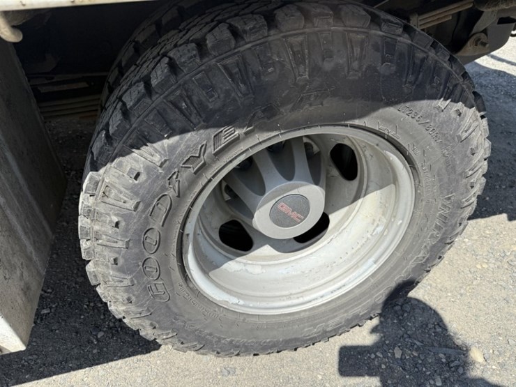 2011-gmc-sierra-2500-image-16