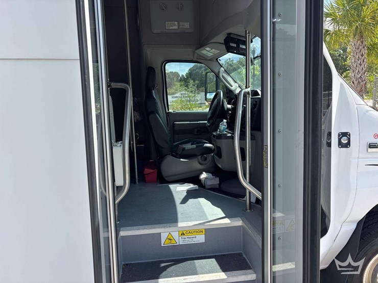 2017-ford-e350-image-16
