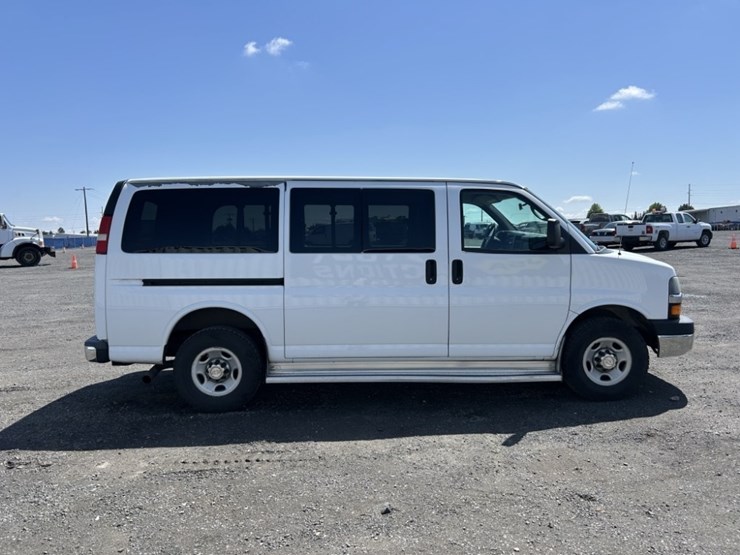 2010-chevrolet-express-passenger-van-image-6