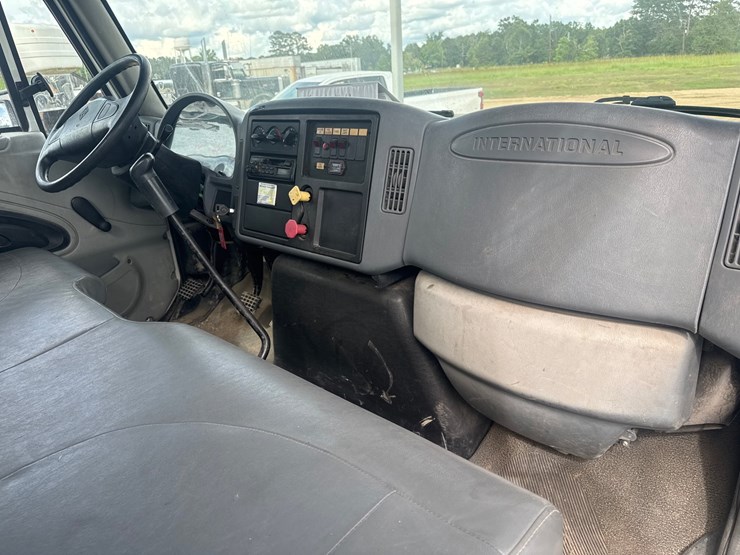 2004-international-durastar-4300-image-25