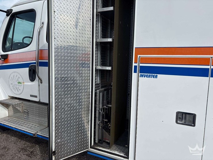 2007-freightliner-m2-106-image-11