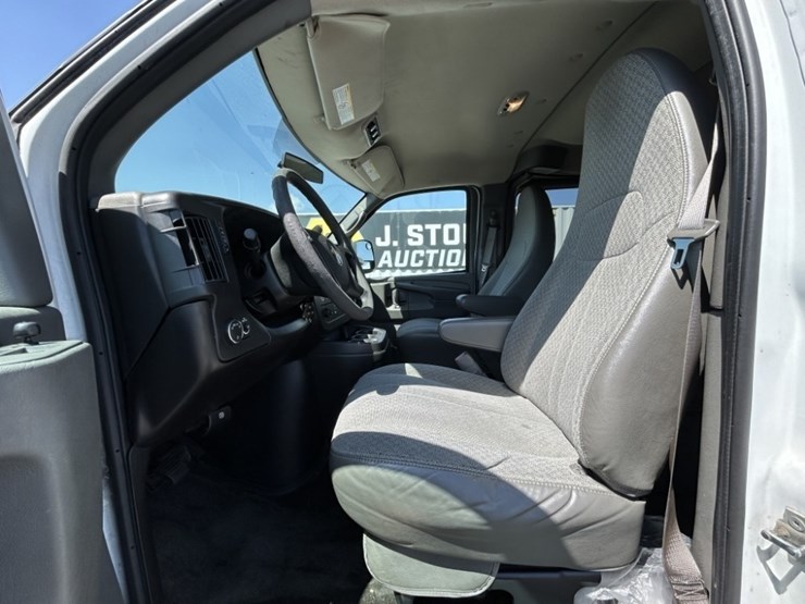 2010-chevrolet-express-passenger-van-image-12
