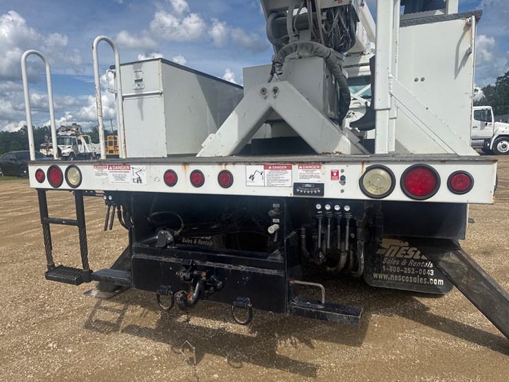 2014-freightliner-m2-106-image-120