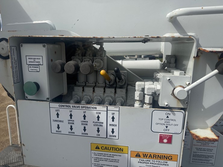 2014-freightliner-m2-106-image-126