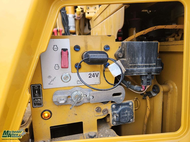 2022-caterpillar-730-image-22