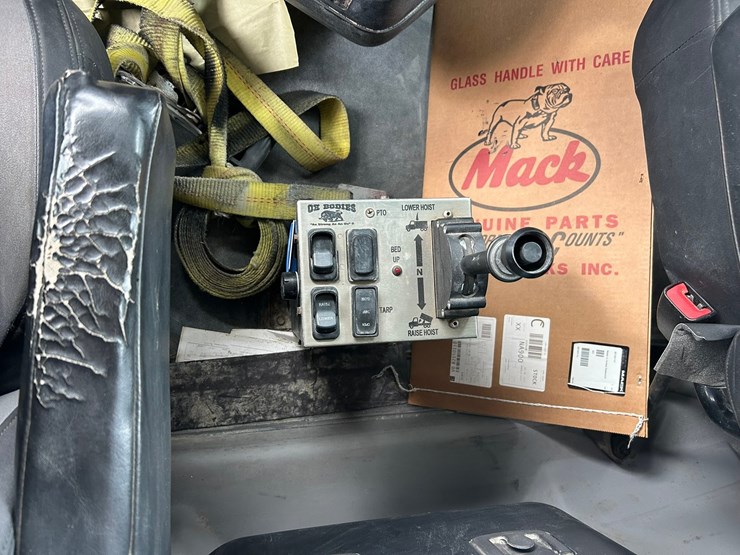 2019-mack-granite-104fr-image-15